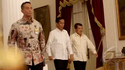Presiden Joko Widodo bersama Wakil Presiden Jusuf Kalla dan Mensesneg Pratikno saat akan memberikan keterangan pers terkait KPK dan Polri di Istana Negara, Jakarta, Rabu (18/2/2015). (Liputan6/Faizal Fanani)