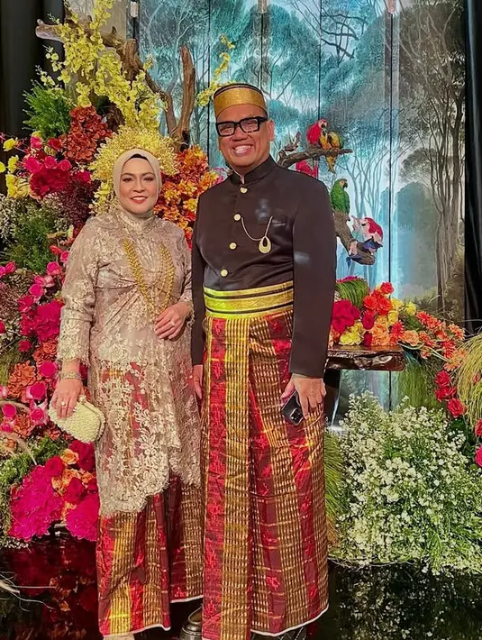 Uya Kuya hadir mengenakan pakaian khas Bugis dari jaket hitam saj sarung merah keemasan. Sedangkan istrinya Astrid Kuya mengenakan pakaian Palembang dengan kebaya brokat panjang dipadukan bawahan kain merah lengkap dengan hiasan kepala emas khas Palembang. [@king_uyakuya]