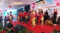 Salah satu penampilan warga binaan dalam ajang pencarian bakat di Lapas Wanita Kelas II A Bandung. (Liputan6.com/Kukuh Saokani) 