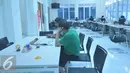 Hendra Sudjana saat membaca koran diruang pidsus Kejaksaan Tinggi DKI Jakarta, Jumat (25/9/15). Hendra ditetapkan sebagai tersangka dalam kasus dwelling time di Pelabuhan Tanjung Priok. (Liputan6.com/Gempur M Surya)