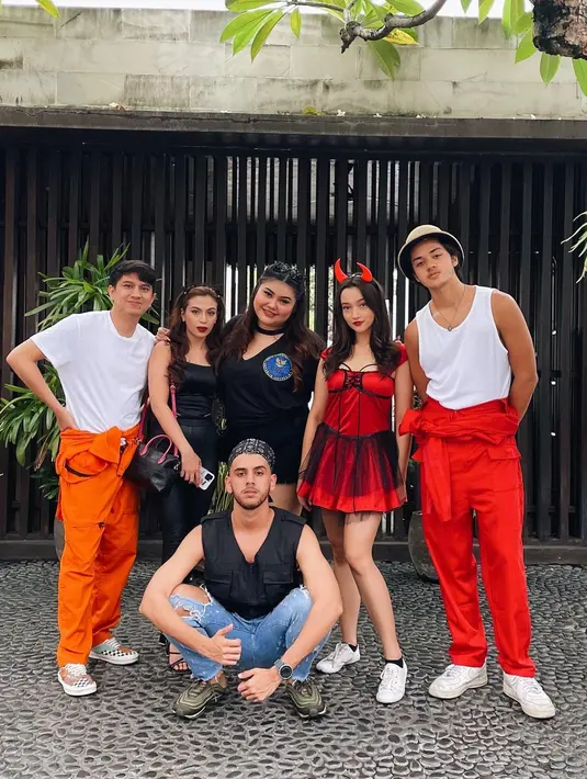 Megan Domani pakai rok mini [Instagram/megandomani1410]