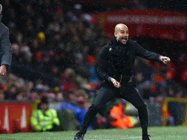 Pelatih Manchester City, Pep Guardiola (kanan) bersama pelatih Manchester United, Jose Mourinho memberi instruksi kepada pemainnya saat bertanding di Liga Inggris di Old Trafford Stadium, Inggris, (10/12). City menang atas MU 2-1. (AP Photo/Dave Thompson)