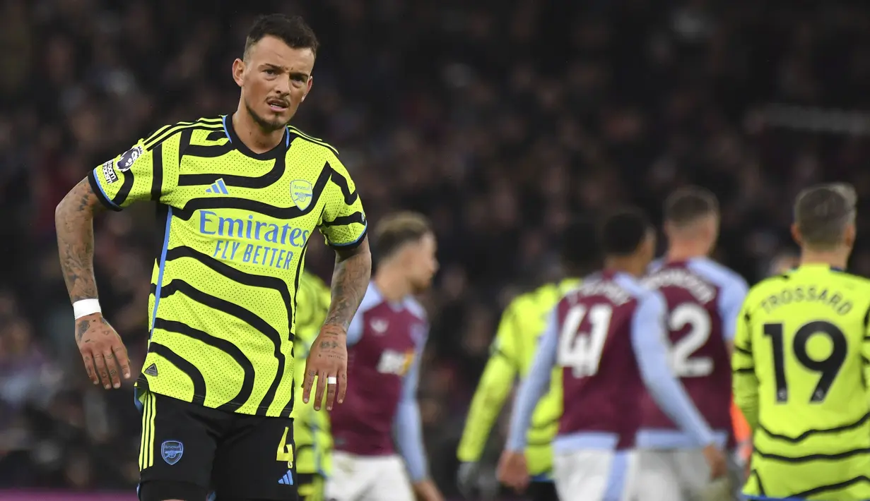 Reaksi kecewa bek Arsenal, Ben White setelah dikalahkan Aston Villa 0-1 pada laga pekan ke-16 Liga Inggris 2023/2024 di Villa Park, Birmingham, Minggu (10/12/2023) dini hari WIB. (AP Photo/Rui Vieira)