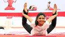Aktris Bollywood Shilpa Shetty melakukan gerakan yoga pada hari Yoga sedunia.  (EPA/Jagadeesh NV)
