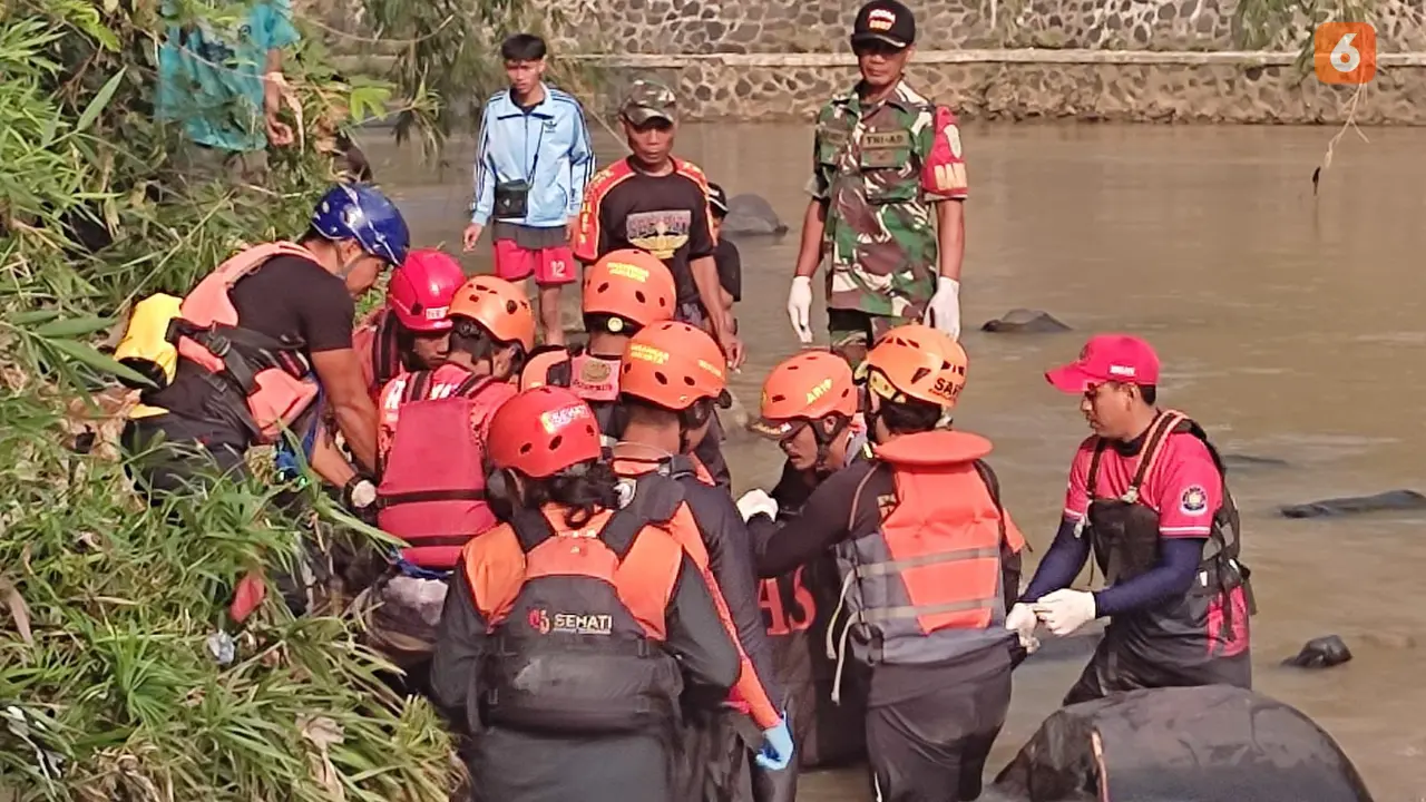 Tim SAR Sukabumi saat mengevakuasi jasad korban hanyut di sungai Citatih, Cibadak Kabuoaten Sukabumi (Liputan6.com/Istimewa).