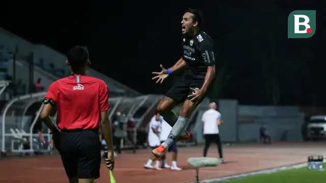 Penyerang Persib Bandung, Ezra Walian.