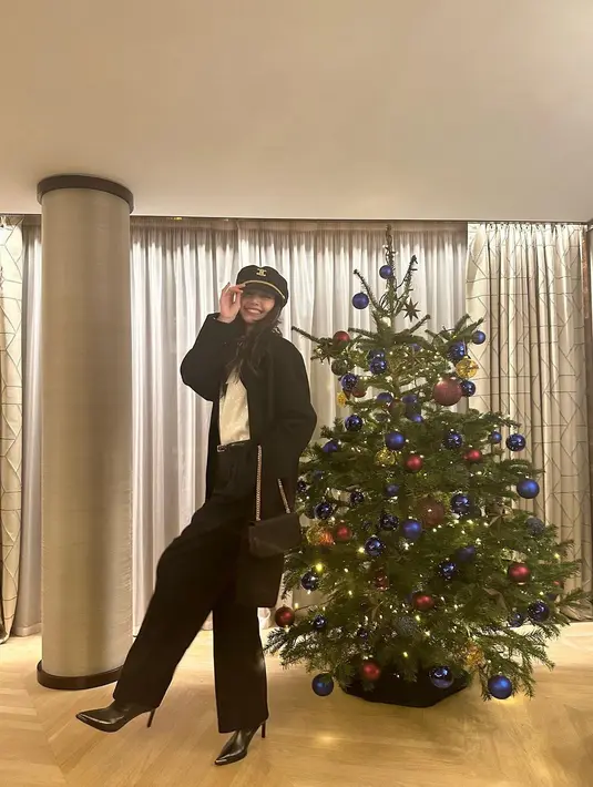Lisa BLACKPINK mengenakan kemeja putih dan celana panjang hitam loosey. (FOTO: instagram.com/lalalalisa_m/)