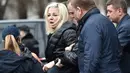Ekspresi istri Denis Voronenkov, Maria Maksakova usai kejadian penembakan yang menewaskan suaminya di di Kota Kiev, Ukraina (23/3). Voronenkov  ditembak hingga tewas saat ia keluar meninggalkan Hotel Premier Palace. (AFP/Sergei Supinsky)