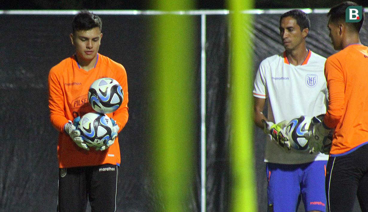 Penjaga gawang Timnas Ekuador U-17 melakukan latihan ringan di Lapangan Latihan A Stadion Gelora Bung Tomo (GBT), Surabaya, Jawa Timur, Selasa (7/11/2023). (Bola.com/Aditya Wany)