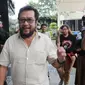 Politikus Partai Golkar Yorrys Raweyai tiba di gedung KPK, Jakarta, Senin (14/5).  Yorrys diperiksa sebagai saksi kasus dugaan suap pengadaan satelit monitoring atau pengawasan di Bakamla anggaran tahun 2016 APBN-P. (Merdeka.com/Dwi Narwoko)