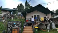 Aktivitas pasien COVID-19 di depan Rumah Lawan COVID-19 (RLC) Serpong, Tangerang Selatan, Banten, Rabu (2/6/2021). RLC merawat lebih dari 60 pasien positif covid-19 yang melonjak drastis lebih dari 50 persen pasca lebaran. (merdeka.com/Arie Basuki)