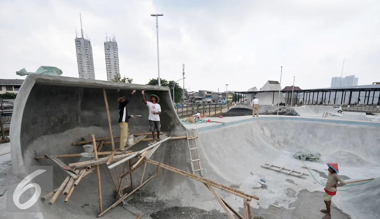 Para pekerja menyelesaikan pembuatan arena Skate Park atau lintasan olahraga papan skate board dan sepeda BMX di lokasi proyek penataan kawasan Kalijodo, Jakarta, Selasa (6/12). (Liputan6.com/Yoppy Renato)