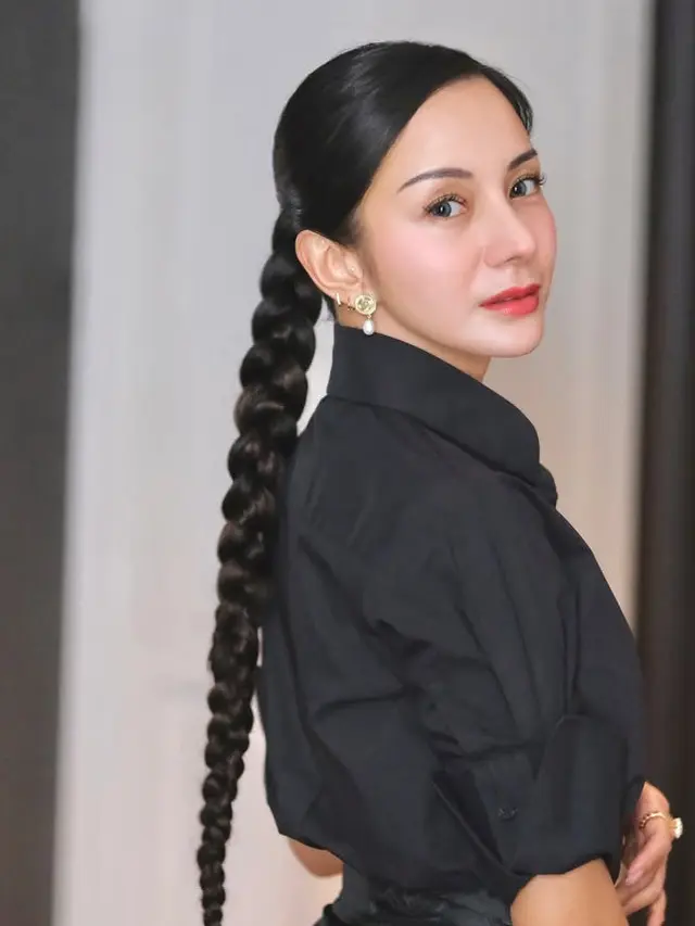 Kirana Larasati dengan Gaya Rambut Kepang. [@arlynhairdo]