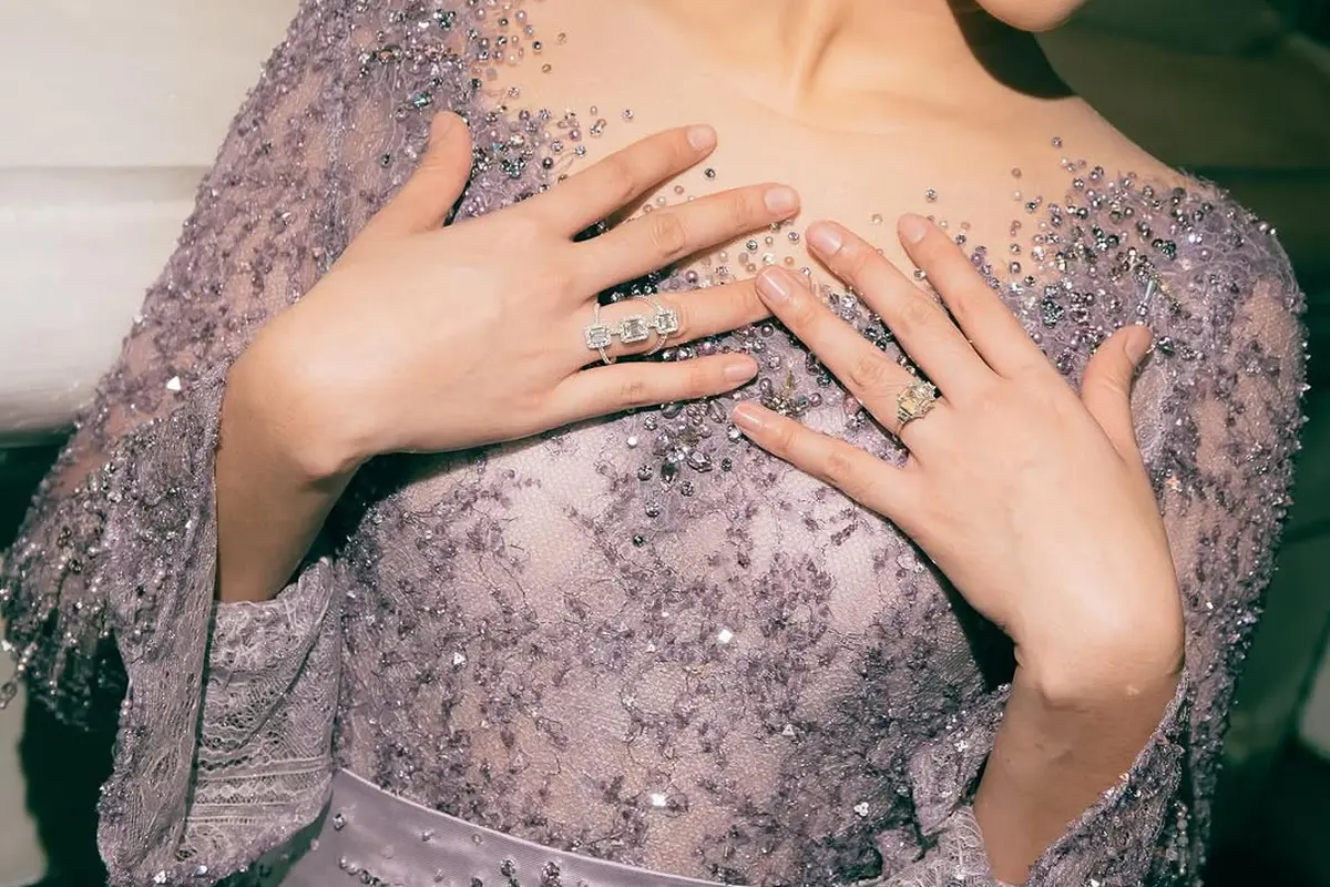 6 Potret Raisa Andriana Tampil Anggun dalam Kebaya Dress Mewah saat Manggung