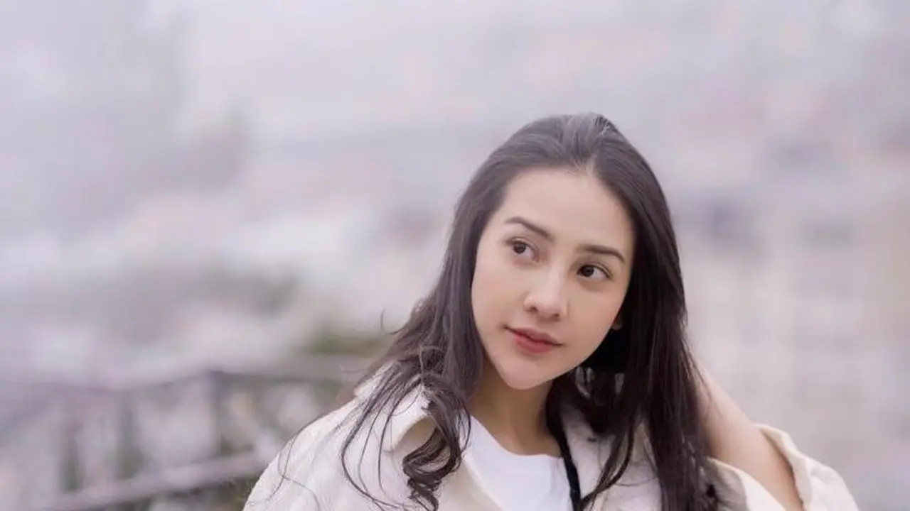 8 Potret Gaya Anya Geraldine di Paris, Tampil Casual Chic