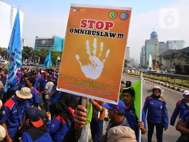 Massa buruh menggelar aksi demo di kawasan Patung Kuda, Jakarta Pusat, Kamis (14/9/2023). (Liputan6.com/Angga Yuniar)