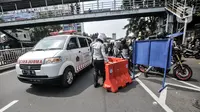 Mobil ambulans diizinkan melintas saat penyekatan mobilitas di Jalan Basuki Rahmat, Jakarta Timur, Kamis (15/7/2021). Kendaraan yang diperbolehkan melintas hanya yang bekerja di sektor esensial dan kritikal serta pengendara yang memiliki Surat Tanda Registrasi Pekerja (STRP). (merdeka.com/Iqbal S Nu