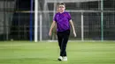Ekspresi tegang pelatih Vietnam, Philippe Troussier, saat memimpin sesi latihan jelang laga melawan Timnas Indonesia di Lapangan A Senayan, Jakarta, Rabu (20/3/2024). (Bola.com/Bagaskara Lazuardi)