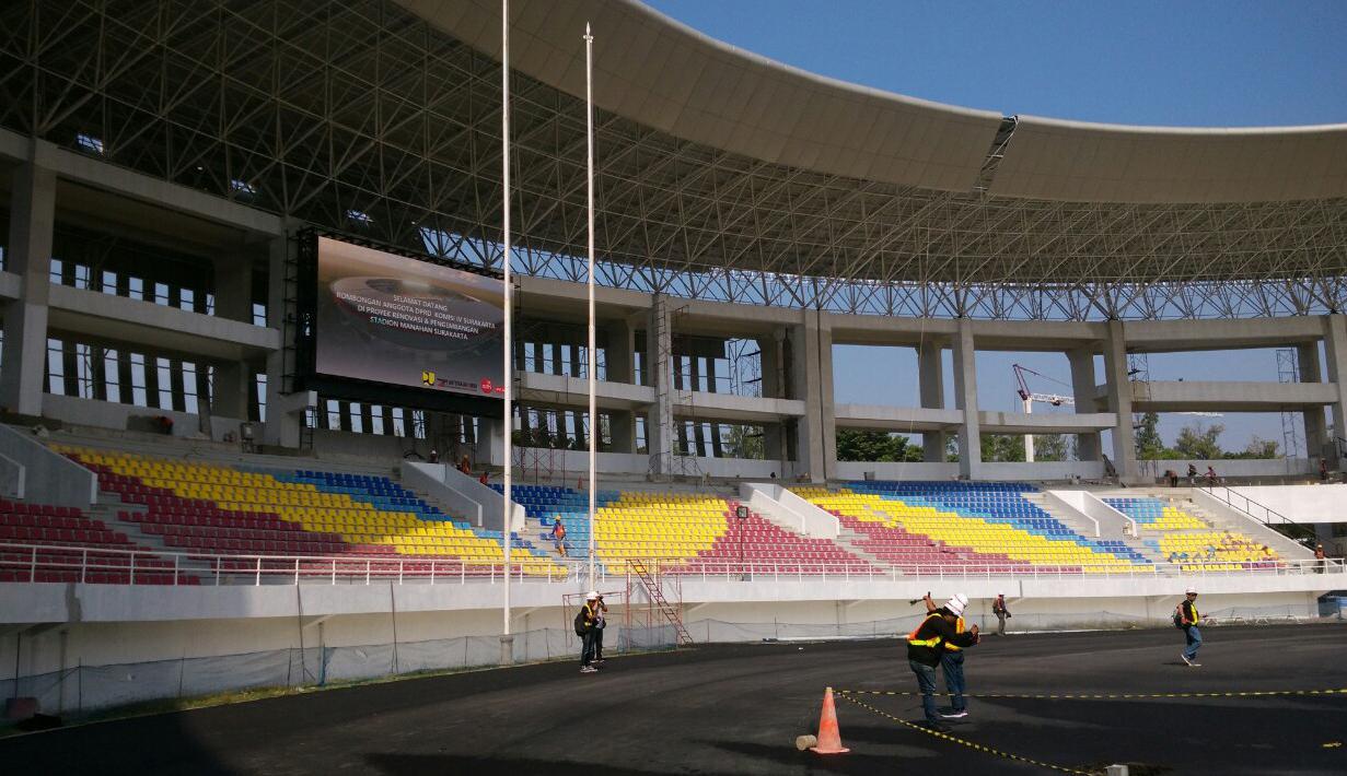Tribune selatan Stadion Manahan, yang sudah dilengkapi layar lebar sekaligus papan skor elektronik. (Bola.com/Vincentius Atmaja)