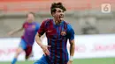 Pemain Barcelona U-18 Xavier Moreno Hernandez melakukan selebrasi usai mencetak gol ke gawang Altetico Madrid U-18 pada pertandingan International Youth Championship (IYC) 2021 di Jakarta International Stadium (JIS), Jakarta, Selasa (19/4/2022). Barcelona U-18 menang 1-0.(Liputan6.com/Faizal Fanani)