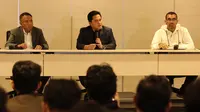 Ketua umum PSSI, Erick Thohir (tengah) didampingi wakil ketua Zainudian Amali dan anggota Komite Eksekutif, Arya Sinulingga dalam sesi konferensi pers di Menara Danareksa Jakarta, Kamis (20/7/2023) petang WIB. (Bola.com/Abdul Aziz)