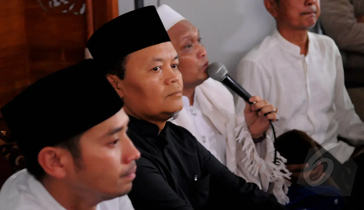 Mantan Ketua MPR Hidayat Nur Wahid tampak menghadiri acara salat jenazah di masjid dekat rumah Olga di kawasan Duren Sawit, Jakarta, Sabtu (28/3/2015). (Liputan6.com/Faisal R Syam)