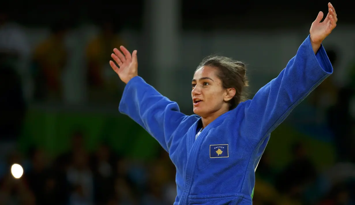 Atlet Kosovo, Majlinda Kelmendi  merayakan kemenangannya meraih medali emas pada cabang judo putri Olimpiade 2016 di Rio de Janeiro, Minggu (7/8). Majlinda Kelmendi menjadi atlet Kosovo pertama yang menorehkan sejarah untuk negaranya. (REUTERS/Toru Hanai)