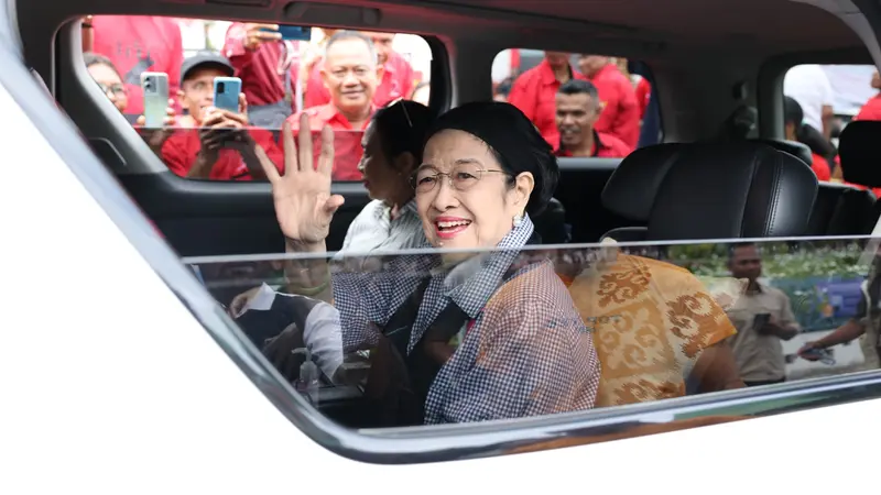 Presiden Kelima RI Megawati Soekarnoputri dengan bersemangat singgah ke kantor DPC PDI Perjuangan (PDIP) Kabupaten Ende dan menyapa ratusan kader yang sudah menunggu dengan antusias.