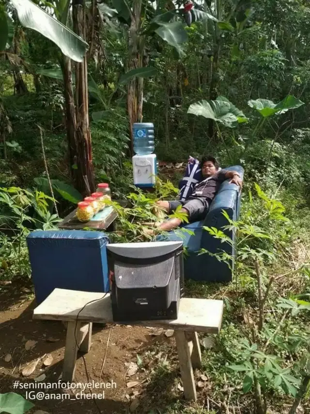 6 Potret Kasur di Alam Terbuka Ini Absurd, Enggak Habis Pikir