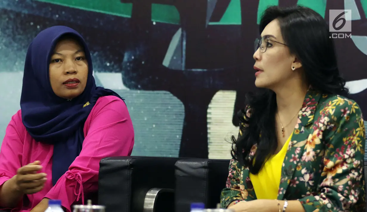Terpidana kasus pelanggaran UU ITE Baiq Nuril (kiri) ditemani Anggota DPR F-PDIP Rieke Diah Pitaloka berbicara dalam diskusi Dialektika Demokarasi di Kompleks Parlemen Senayan, Jakarta, Rabu (10/7/2019). (Liputan6.com/JohanTallo)