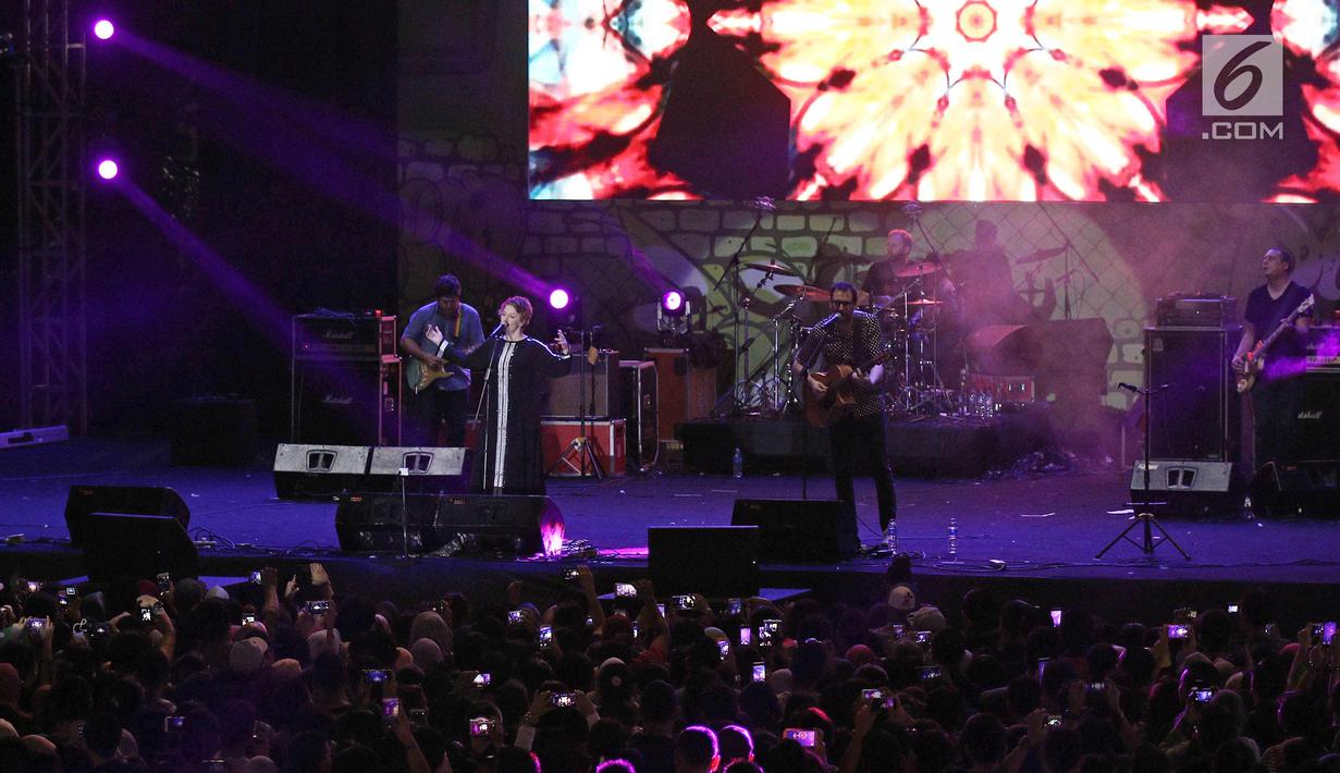 Band Sixpence None The Richer saat menghibur penonton dalam event bertajuk "The 90s Festival" di Gambir Expo, Kemayoran, Jakarta, Sabtu (25/11). Sixpence None The Richer membawakan lagu andalannya yang hits di era 90an. (Liputan6.com/Herman Zakharia)