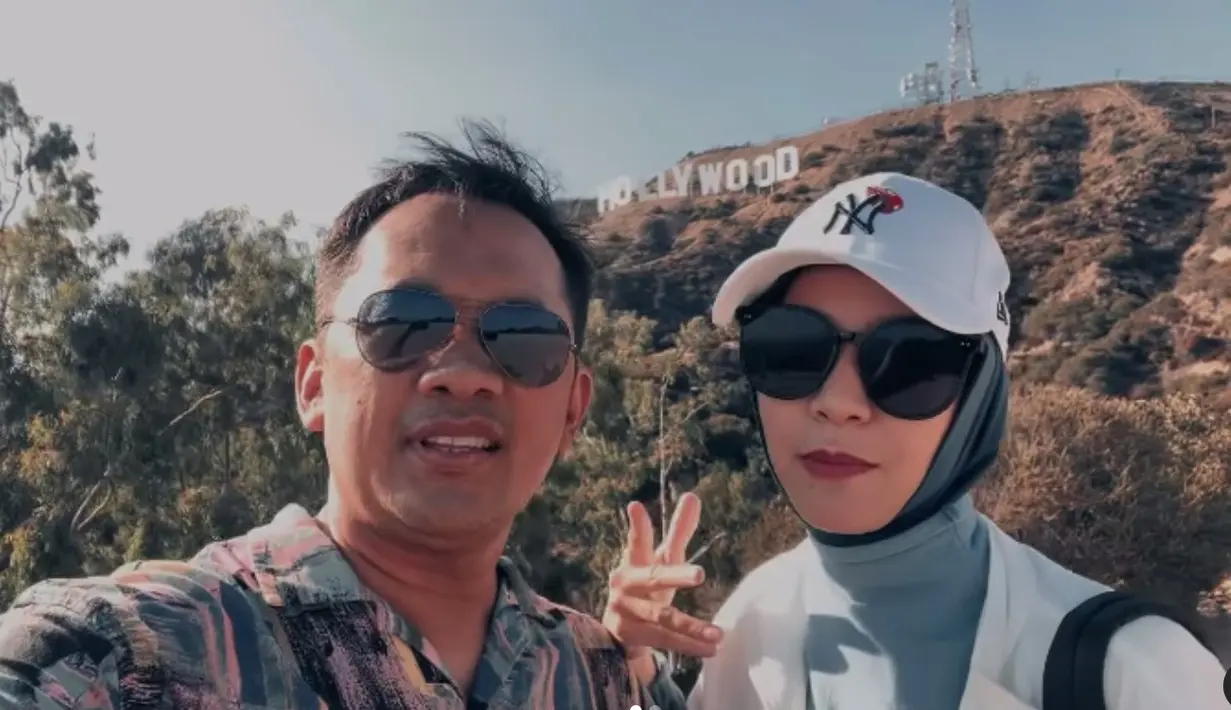 Menyertai video ini, Hanung Bramantyo menyebut pencapaian Miracle In Cell No. 7 di tangga box office sebagai rezeki istri. “Alhamdulillah, rejeki isteri solehah. Terima kasih yaaa penonton tersayang, baru 8 hari udah tembus 2 juta lebih,” ungkap Hanung Bramantyo. Sejumlah seniman menyelamati pencapaian ini termasuk Ernest Prakasa yang mencuit, “Prediksi awalku 5 juta kan mas. Ini 4 masih ada harapan.” (Foto: Dok. Instagram @zaskiadyamecca)