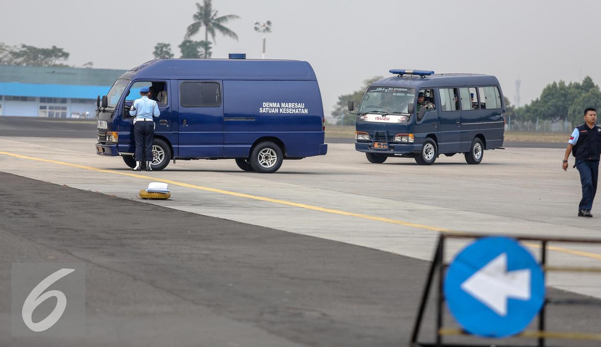 Sejumlah mobil jenazah dipersiapkan untuk menerima jenazah korban jatuhnya Pesawat TNI AU Hercules C-130 yang akan tiba di Lanud Halim, Jakarta, Rabu (1/7/2015). Peristiwa nahas tersebut merenggut sekitar 122 korban jiwa. (Liputan6.com/Faizal Fanani)
