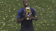 Paul Pogba merayakan kesuksesan menjadi juara Piala Dunia 2018. (AP/Thanassis Stavrakis)