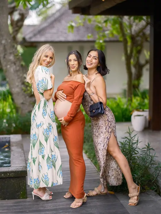 Dengan acara yang sederhana, Jennifer Bachdim menggelar baby shower bersama kerabat terdekat [instagram/namasaweddings]