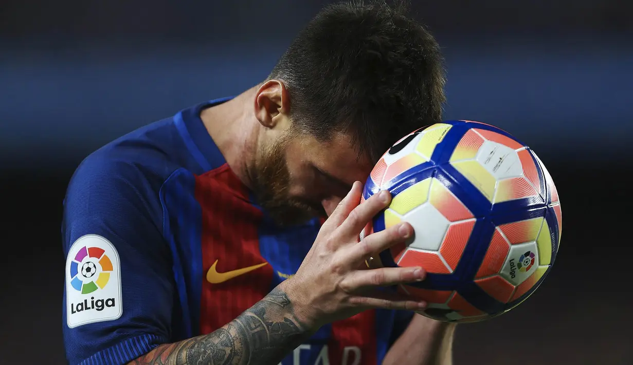 Striker Barcelona, Lionel Messi, tampak kecewa usai pertandingan melawan Eibar pada laga pekan terakhir La Liga di Camp Nou, Minggu (21/5/2017). Meski menang, Barcelona tetap gagal juara La Liga. (EPA/Toni Albir)