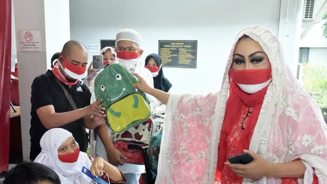 Erna Santoso turun langsung membagikan sembako dan paket bingkisan Lebaran