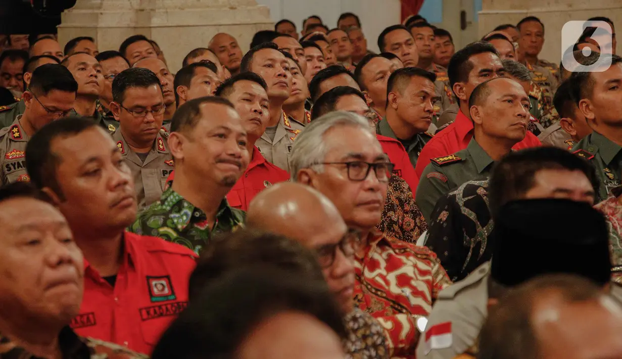 Para peserta mengikuti Rapat Koordinasi Nasional Kebakaran Hutan dan Lahan 2020 di Istana Negara, Jakarta, Kamis (6/2/2020). Rapat dihadiri gubernur, bupati, Danrem, Dandim, Kapolda, Kapolres hingga Kepala BPBD dari berbagai daerah. (Liputan6.com/Faizal Fanani)
