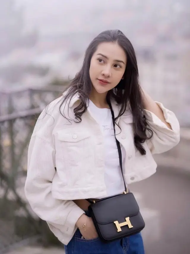8 Potret Gaya Anya Geraldine di Paris, Tampil Casual Chic