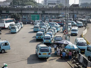 Puluhan angkutan umum (angkot) menunggu penumpang di Terminal Kampung Melayu Jakarta, Jumat (26/5). Setelah sempat berhenti beroperasi pasca-bom Rabu (24/5) lalu, Terminal Kampung Melayu kembali dibuka dan dioperasikan. (Liputan6.com/Faizal Fanani)