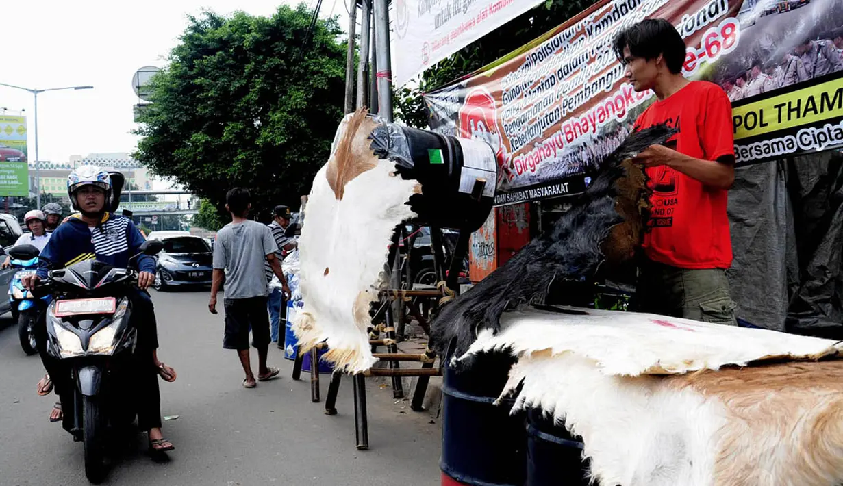 Penjual bedug merapikan dagangannya di Jalan KH Mas Mansyur, Tanah Abang, Jakarta, Minggu (6/7/14). (Liputan6.com/Faizal Fanani)