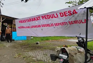 Warga di Sidoarjo protes pembangunan Koperasi Merah Putih. (Liputan6.com/Dian Kurniawan)