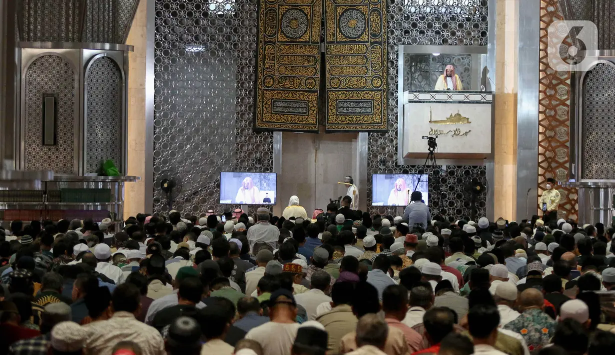 Dalam khotbahnya, Syekh Ahmad bin Ali Al Hudhaify berpesan agar masyarakat Indonesia tetap menjaga persatuan. Sebab, Islam mengakui adanya perbedaan. (Liputan6.com/Herman Zakharia)