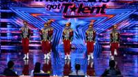 Regu Paskibraka ‘Pasheman 90’ asal Garut, Jawa Barat, sesaat memasuki panggung Indonesia's Got Talent (IGT), di salah satu stasiun televisi tanah air beberapa waktu lalu. (Liputan6.com/Jayadi Supriadin)