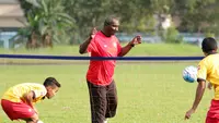 Hassan, pelatih baru Selangor FA suka dengan gaya bermain Andik Vermansah. (Bola.com/Nicklas Hanoatubun)