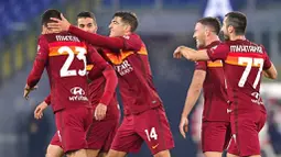 Para pemain AS Roma merayakan gol yang dicetak oleh Gianluca Mancini ke gawang Verona pada laga Liga Italia di Stadion Olimpico, Roma, Minggu (31/1/2021). AS Roma menang dengan skor 3-1. (Fabio Rossi/LaPresse via AP)