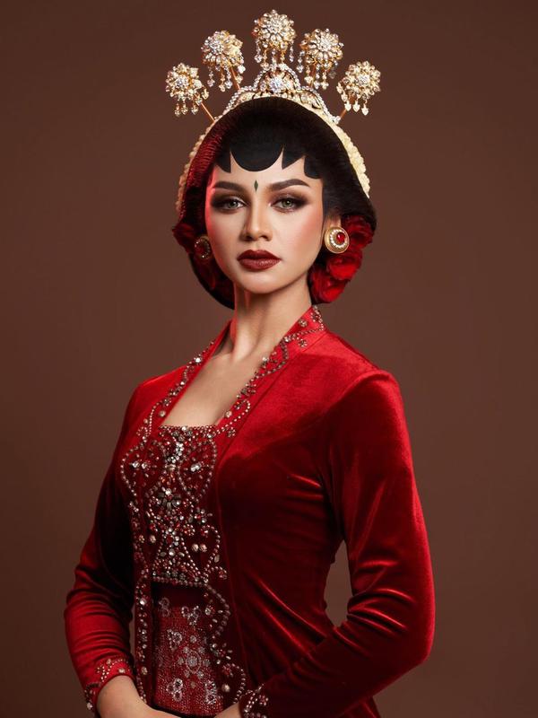 Selebriti tampil bergaya pengantin Jawa (Sumber: Instagram/jihanealmira)