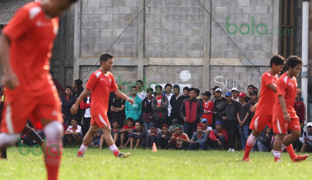 Suporter Persija, The Jakmania, memberi dukungan dengan hadir dalam latihan Persija di Lapangan National Youth Training Center, Sawangan, Depok, Rabu (17/2/2016). (Bola.com/Nicklas Hanoatubun)