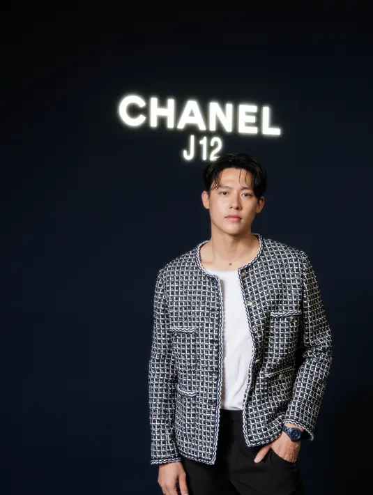 Prin Suparat mengenakan blazer tweed hitam dipadukan inner t shirt putih serta celana hitam. Ia mengenakan jam tangan hitam Chanel. Dok.CHANEL