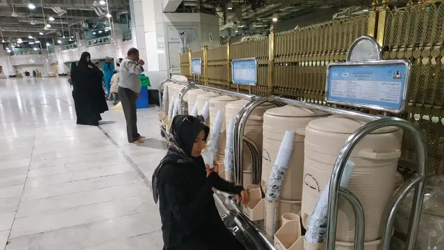Jemaah haji sedang meminum air zam-zam di Masjidil Haram. Liputan6.com/Nurmayanti